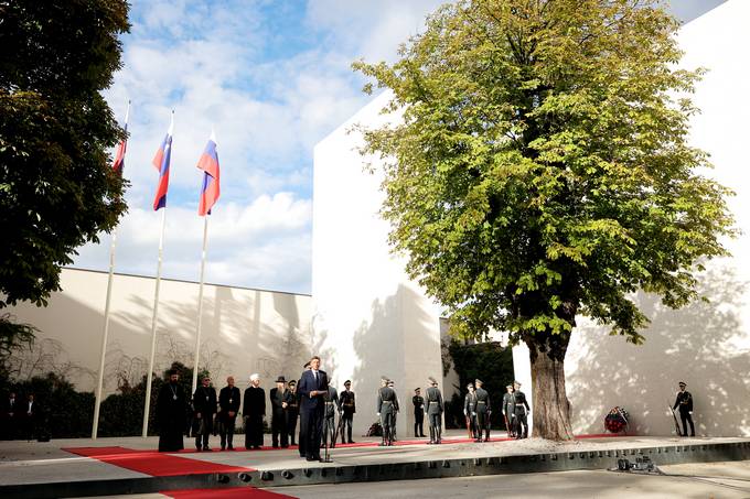 Predsednik Pahor ob evropskem dnevu spomina na žrtve vseh totalitarnih in avtoritarnih režimov k Spomeniku vsem žrtvam vojn in z vojnami povezanim žrtvam položil venec